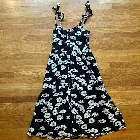 Urban Outfitters Floral Black & White Button Up Midi Dress - Picture 1 of 5